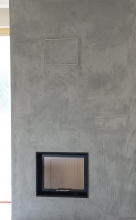 Povrch omítka Decostone ﬁne s pigmentem Beton-šedý 02, dále opatřený setem pro uzavření povrchu a matný lak
