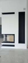 Konvekční (teplovzdušný) krb s krbovou vložkou Romotop Heat R 3G L 65.51.40.21, ocelová nika a rohové ventilační otvory - zakázková výroba, plášť krbu z křemičito vápenných desek Skamotec.