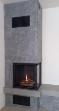 Povrch omítka Decostone ﬁne s pigmentem Beton-šedý 01, dále opatřený glazurou Mineral efekt - Perldiamant
