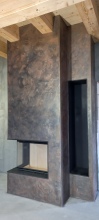 Povrch omítka Decostone ﬁne s pigmentem Beton-šedý 2, dále opatřený glazurami Mineral efekt - Hämatit, Perlgold a Onyx.